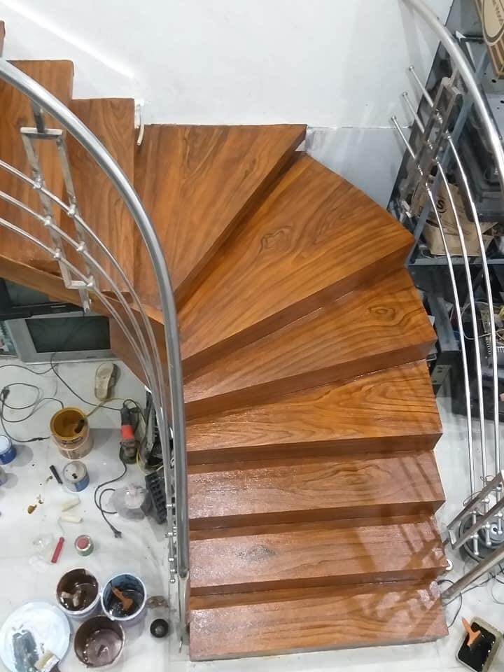 Giả gỗ trên cầu thang bê tông