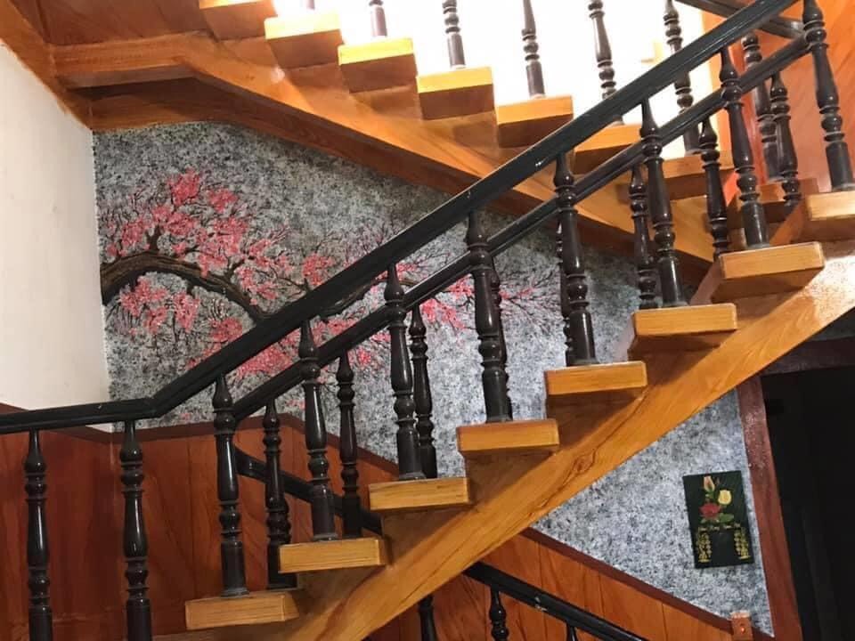 bật cấp cầu thang gỗ